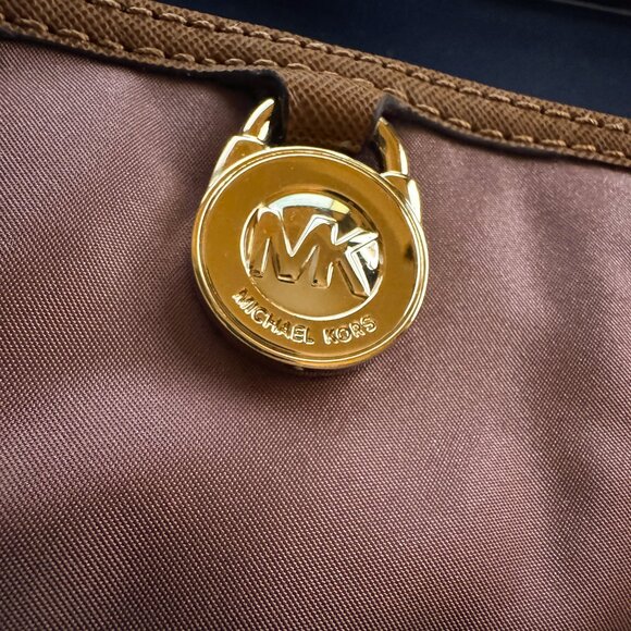 ✨ Michael Kors Kempton Large Pocket Crossbody — Never Used, Light Storage Wear ✨ - Picture 8 of 9